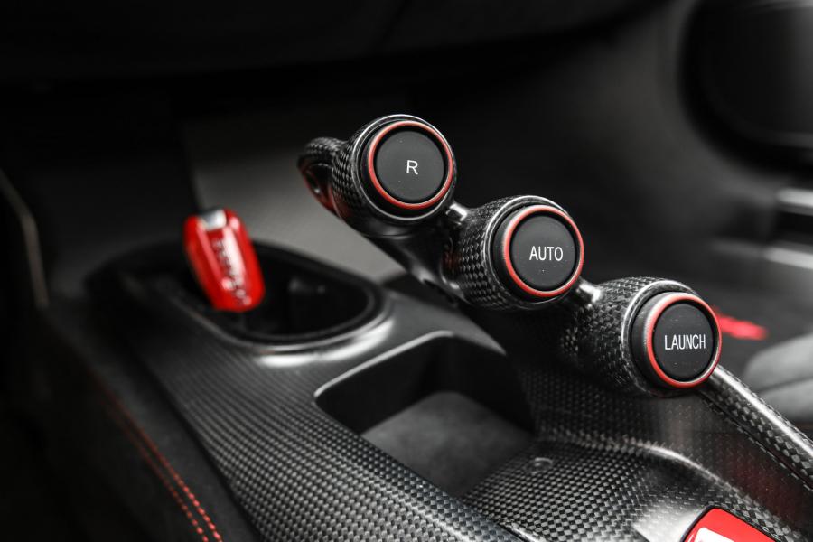 Детали интерьера Ferrari 488 Pista 2018 года  (WW) (фото 38 из 42)